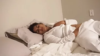 Bhabhi 印度 XXX 视频: 德西·巴比（Desi Bhabi）在FTV上躺在床上给自己打手枪
